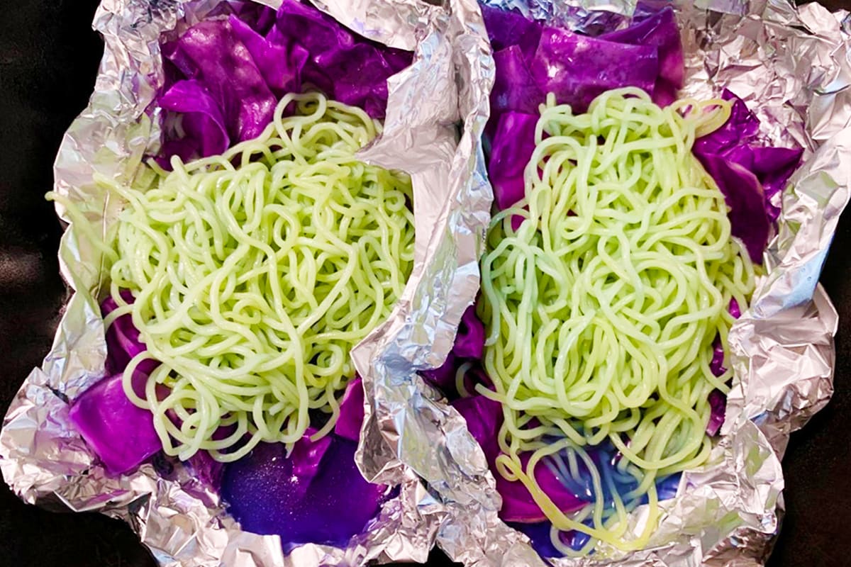 各紫キャベツとアルミホイルのなかに麺を入れる