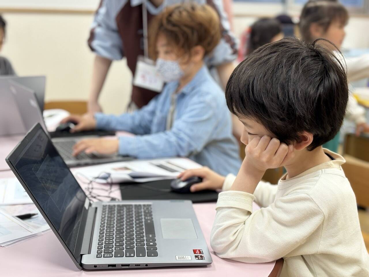プログラミングをする小学生の男の子が悩んでいる姿