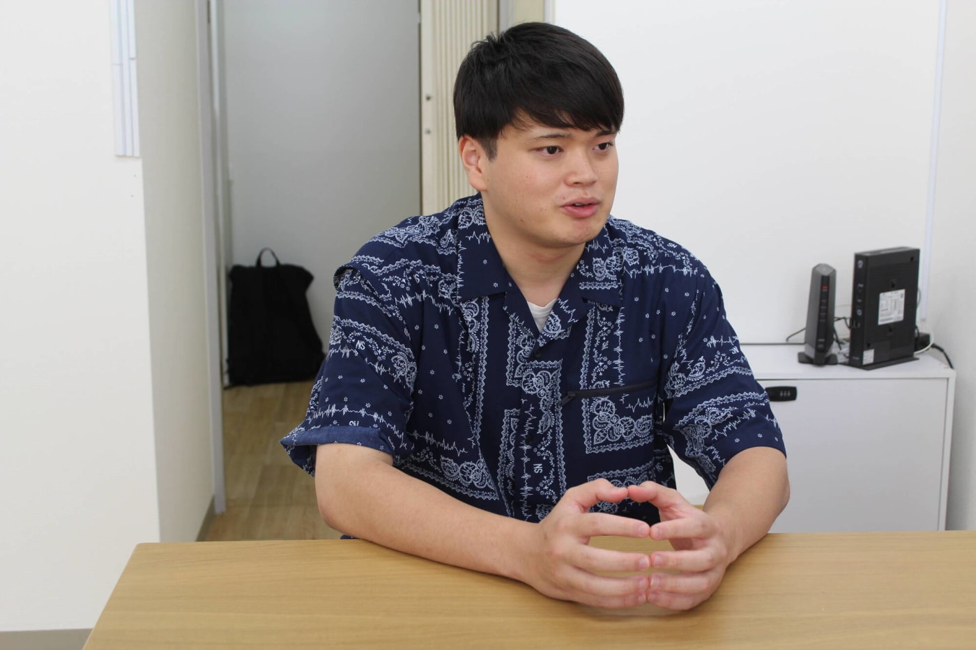 これからキッズのメンターが取材に答えている様子の写真