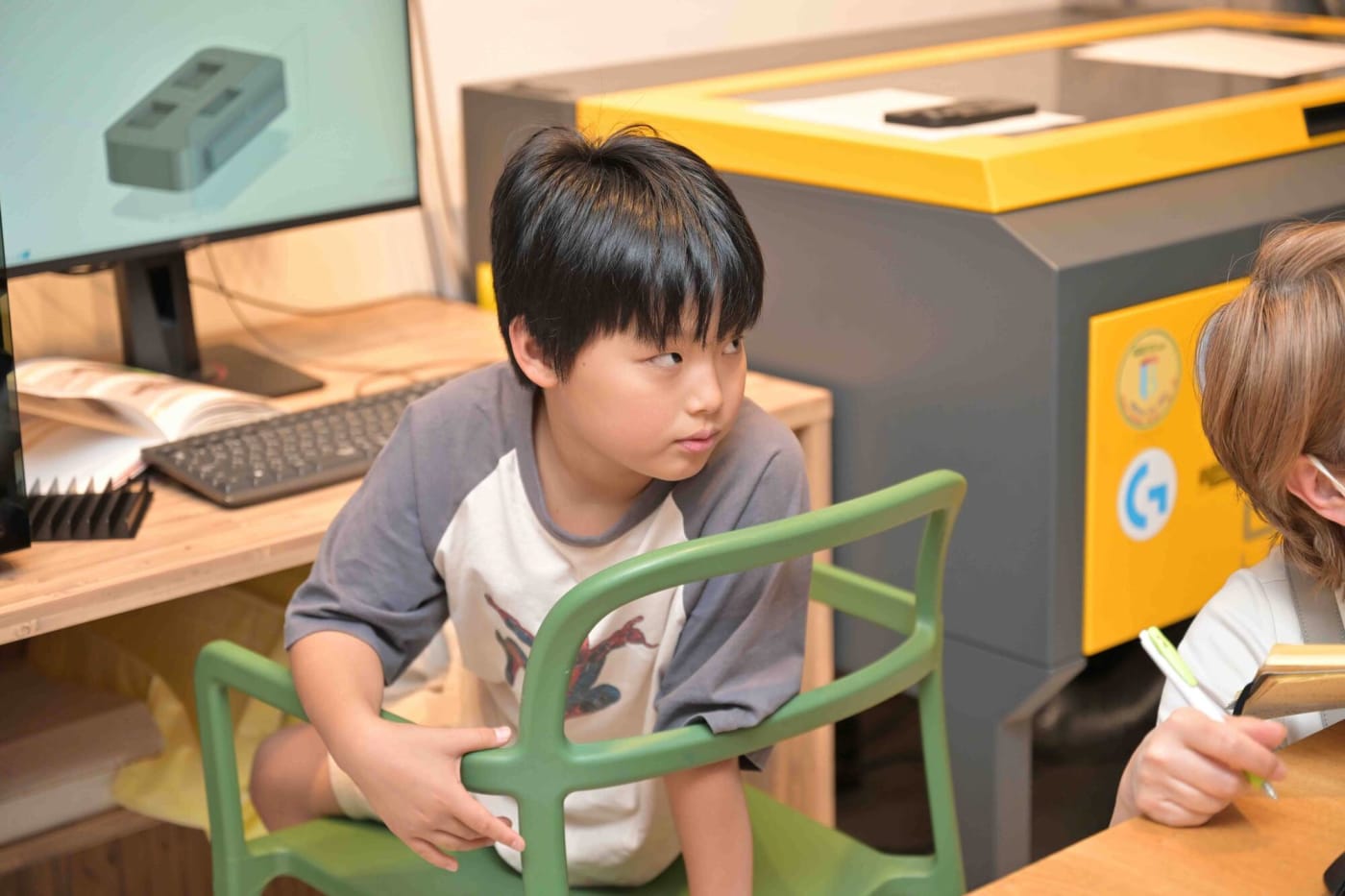 神奈川センター北区のプログラミング教室で先生を探す男の子
