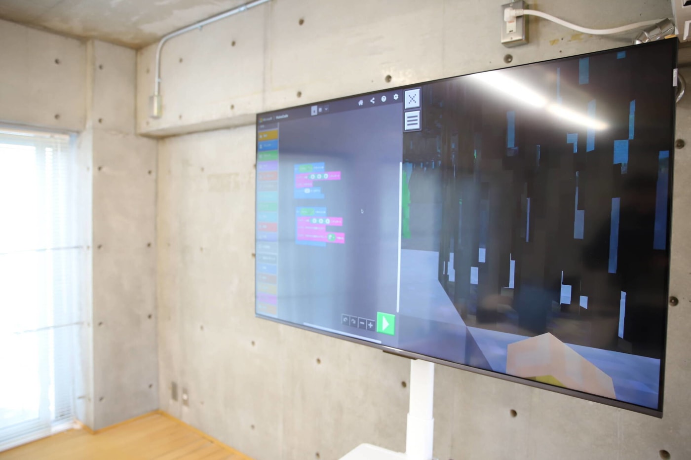 FIVE by DOHSCHOOL作業スペースにあるモニター