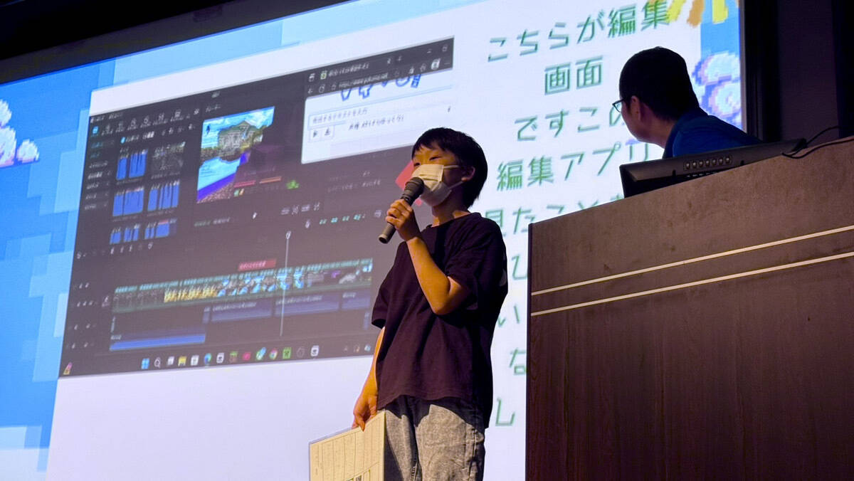 ロボット大会で堂々とプレゼンする生徒