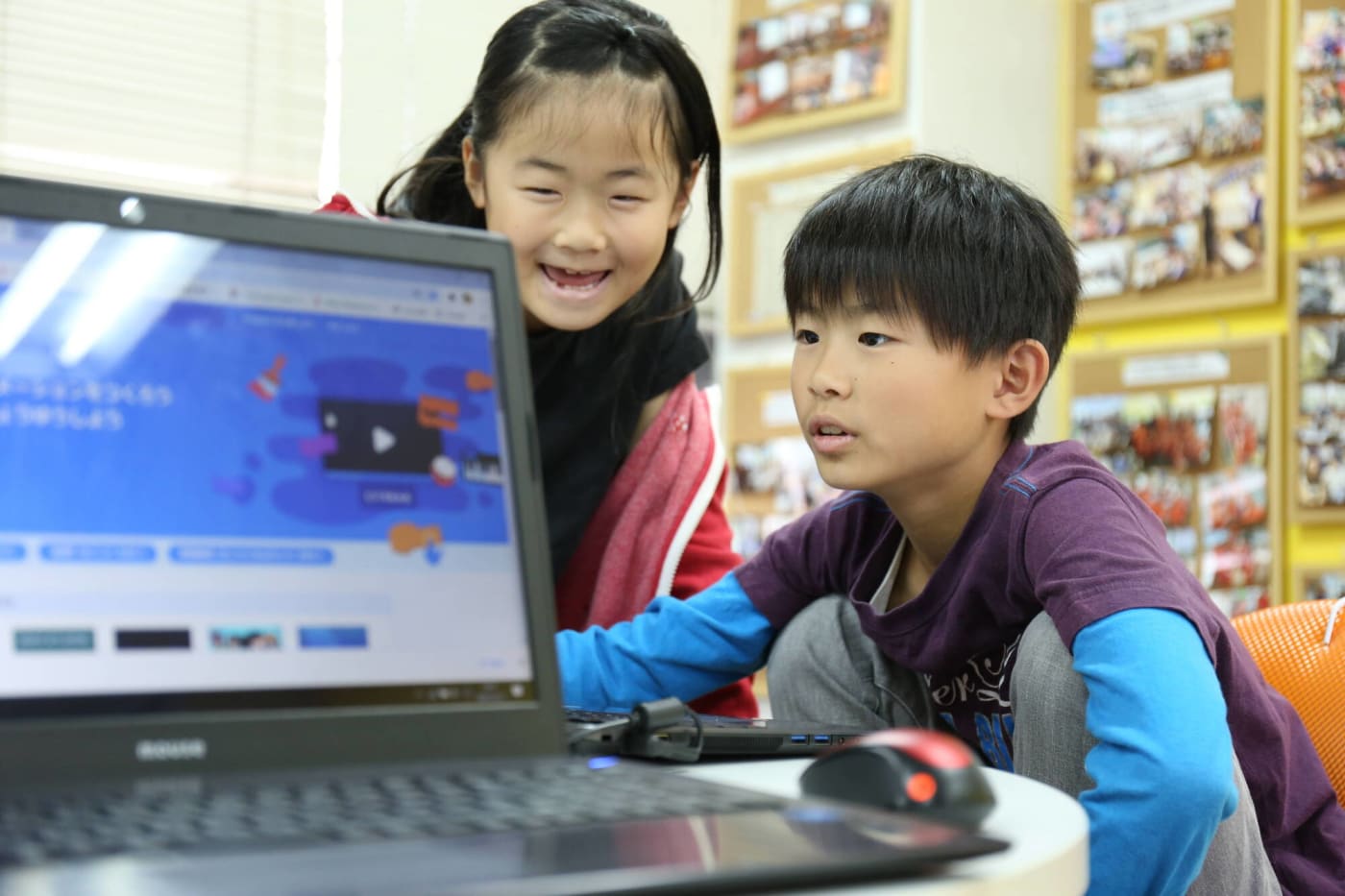 ミラプロフィットで楽しそうにプログラミングを行う子どもたち