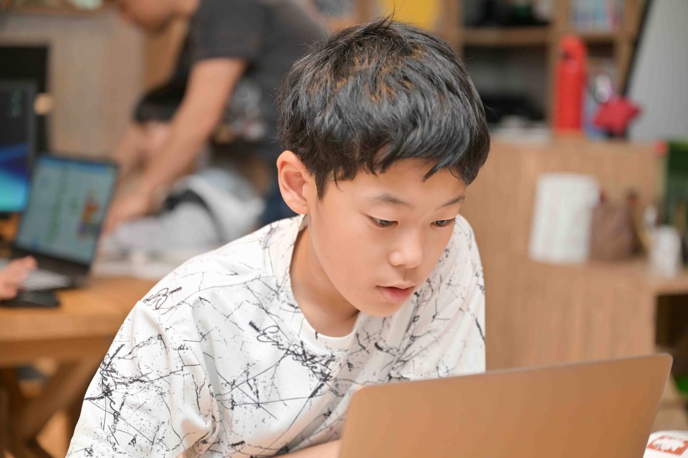 モニターを真剣に見つめる男の子の姿