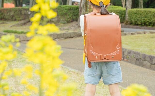 ランドセルを背負った小学校高学年の女の子の写真