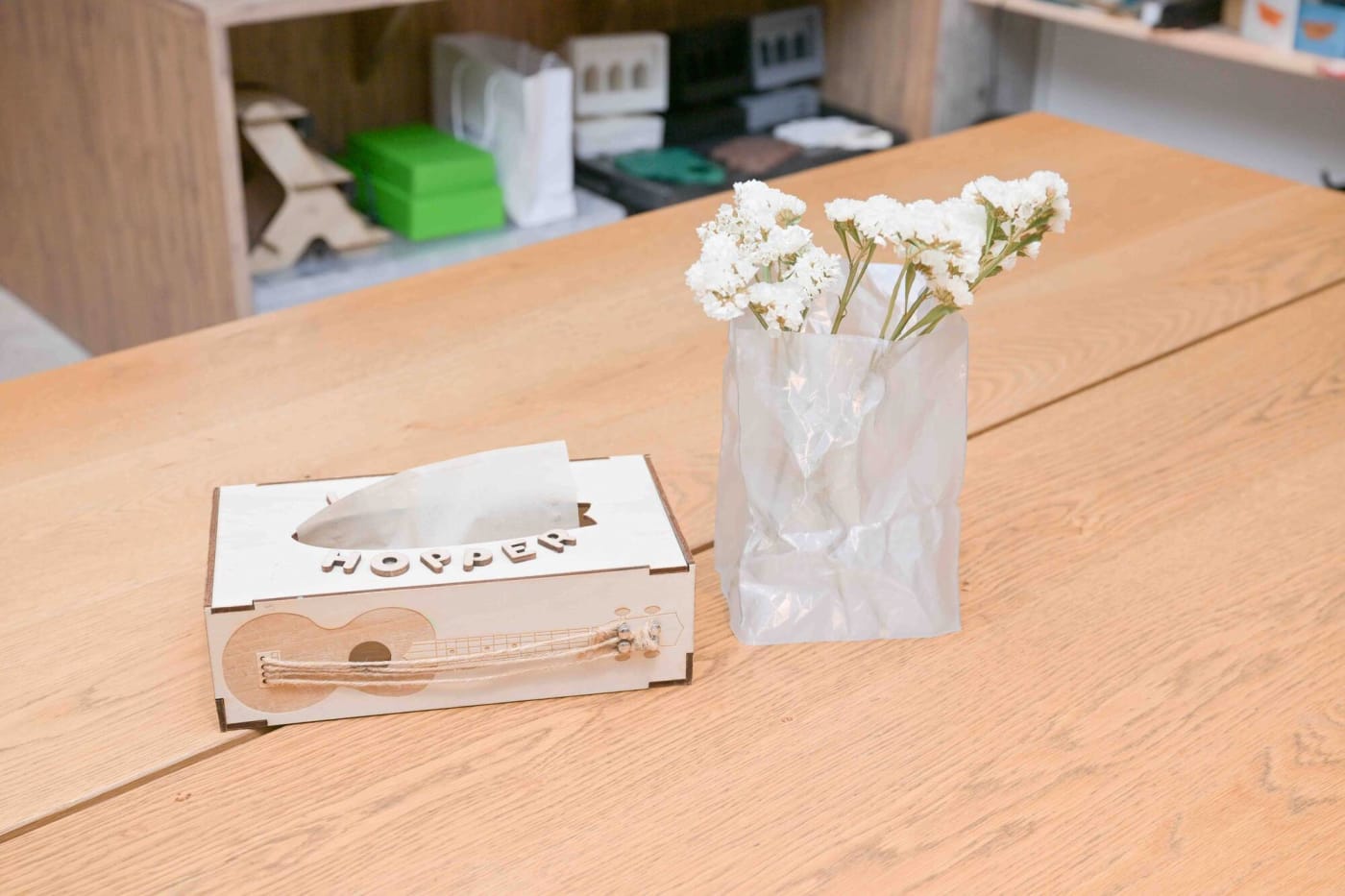 3Dプリンターやカッターで作られたティッシュボックスと花瓶