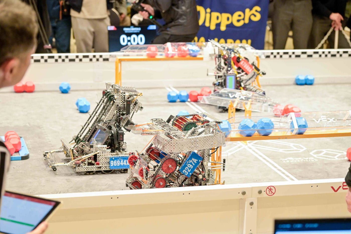 VEX Robotics Japan Cup 2026の試合で動き回るロボット