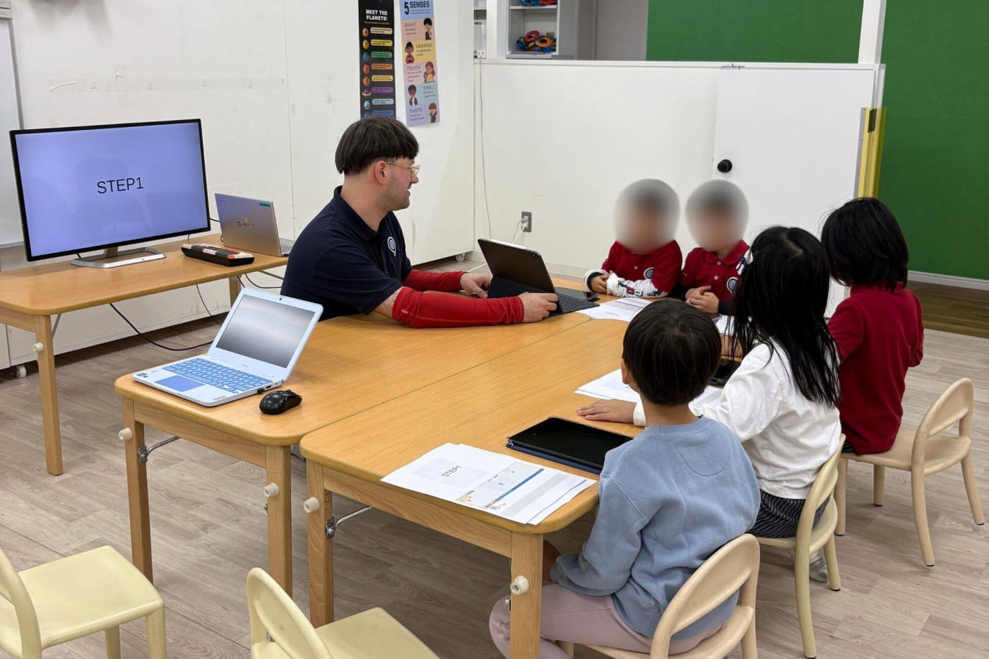就学前の子どもたちも楽しんで学んでいる教室風景