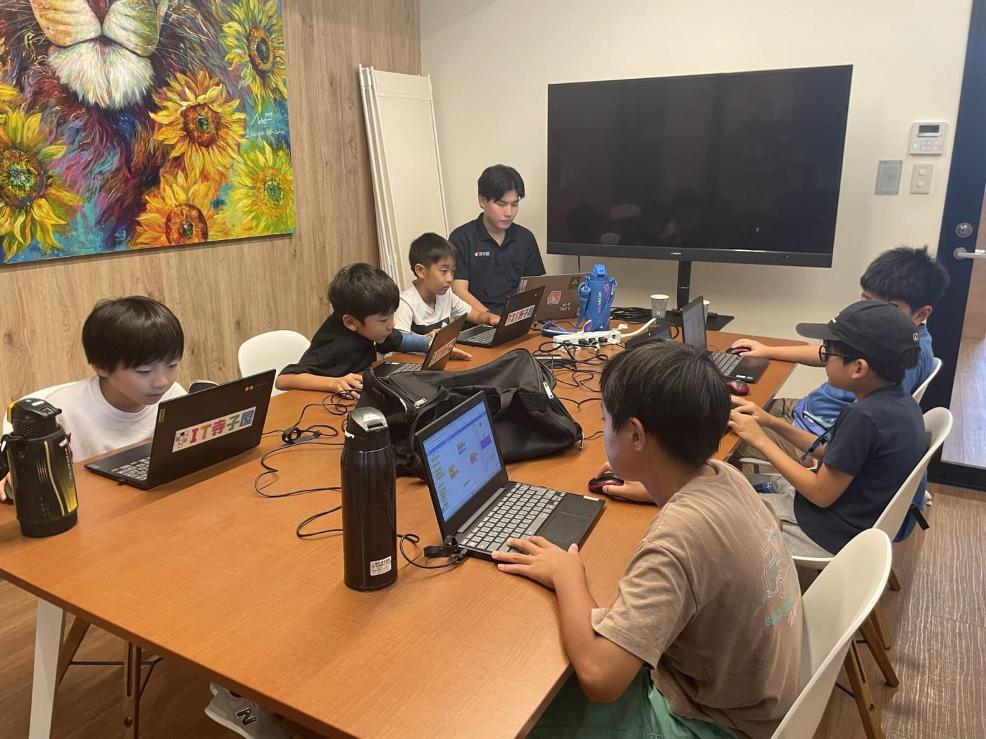 各々にプログラミングを楽しむ子ども達の画像