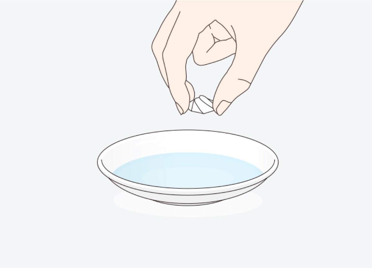 折り畳んだ紙を水面に浮かべる