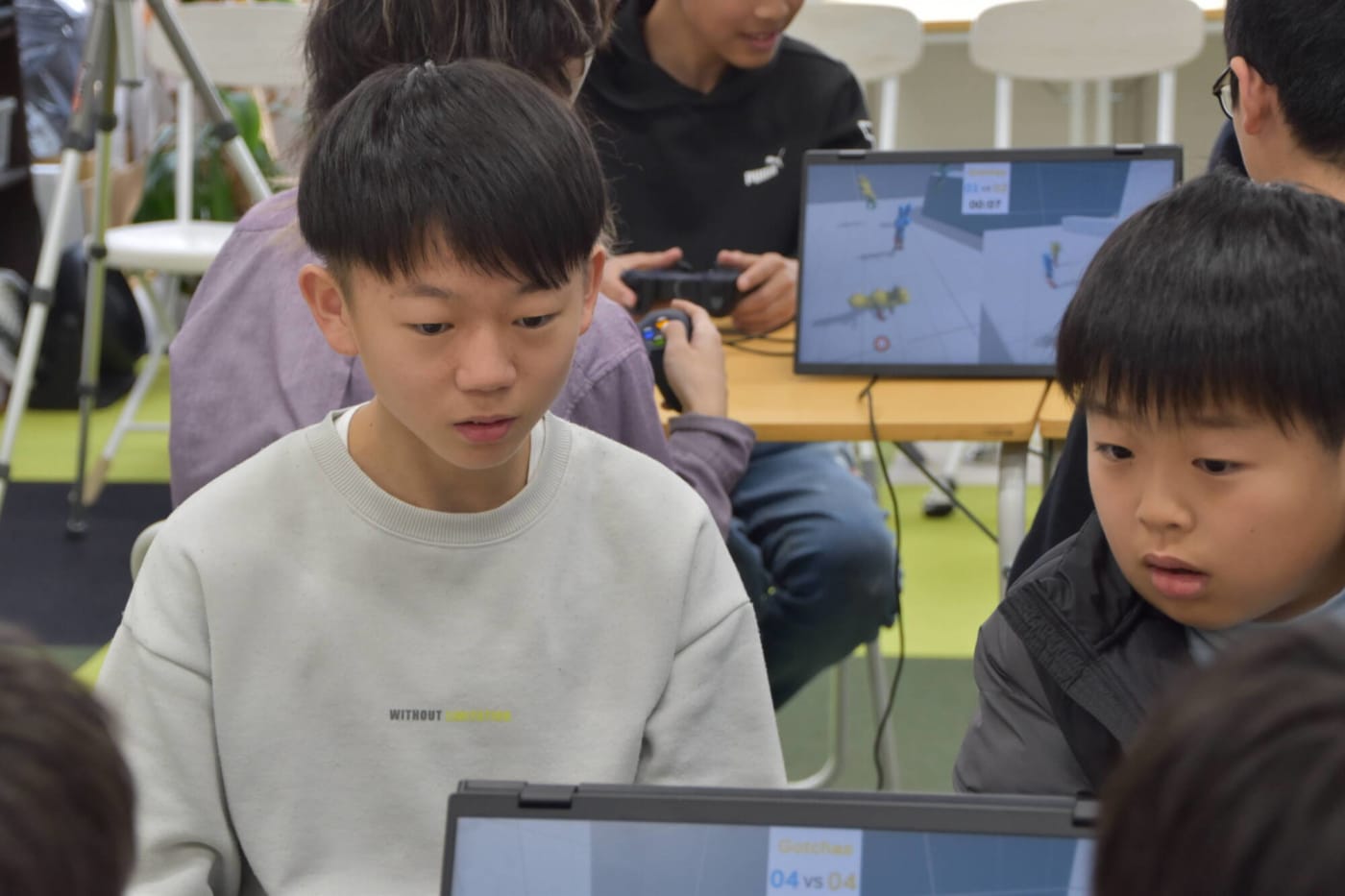 一瞬でゲームに引き込まれる子どもたち