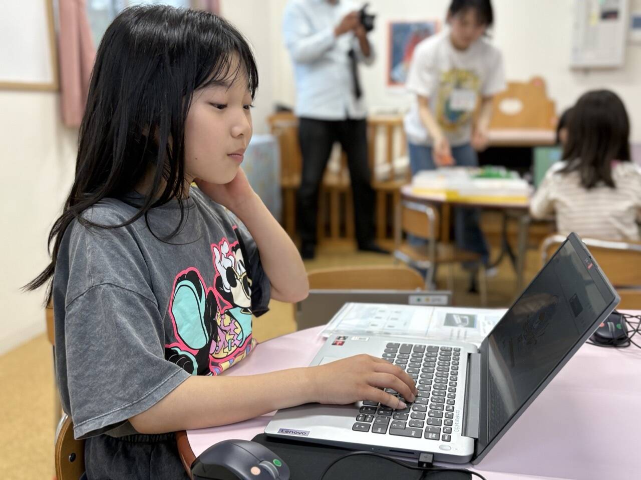 パソコンでプログラミングをする小学生の女の子。