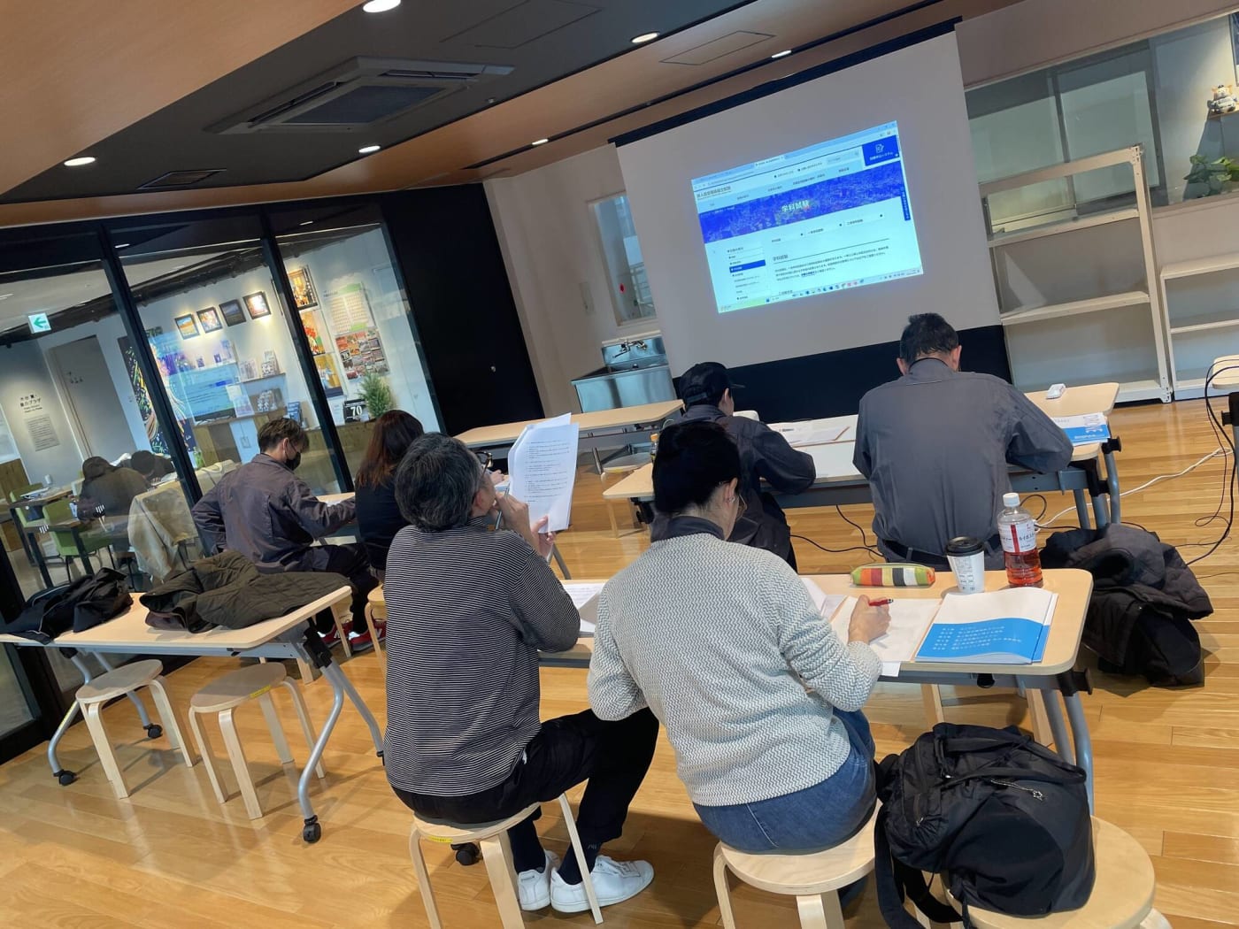 湘南ドローンアカデミーの学科授業の様子