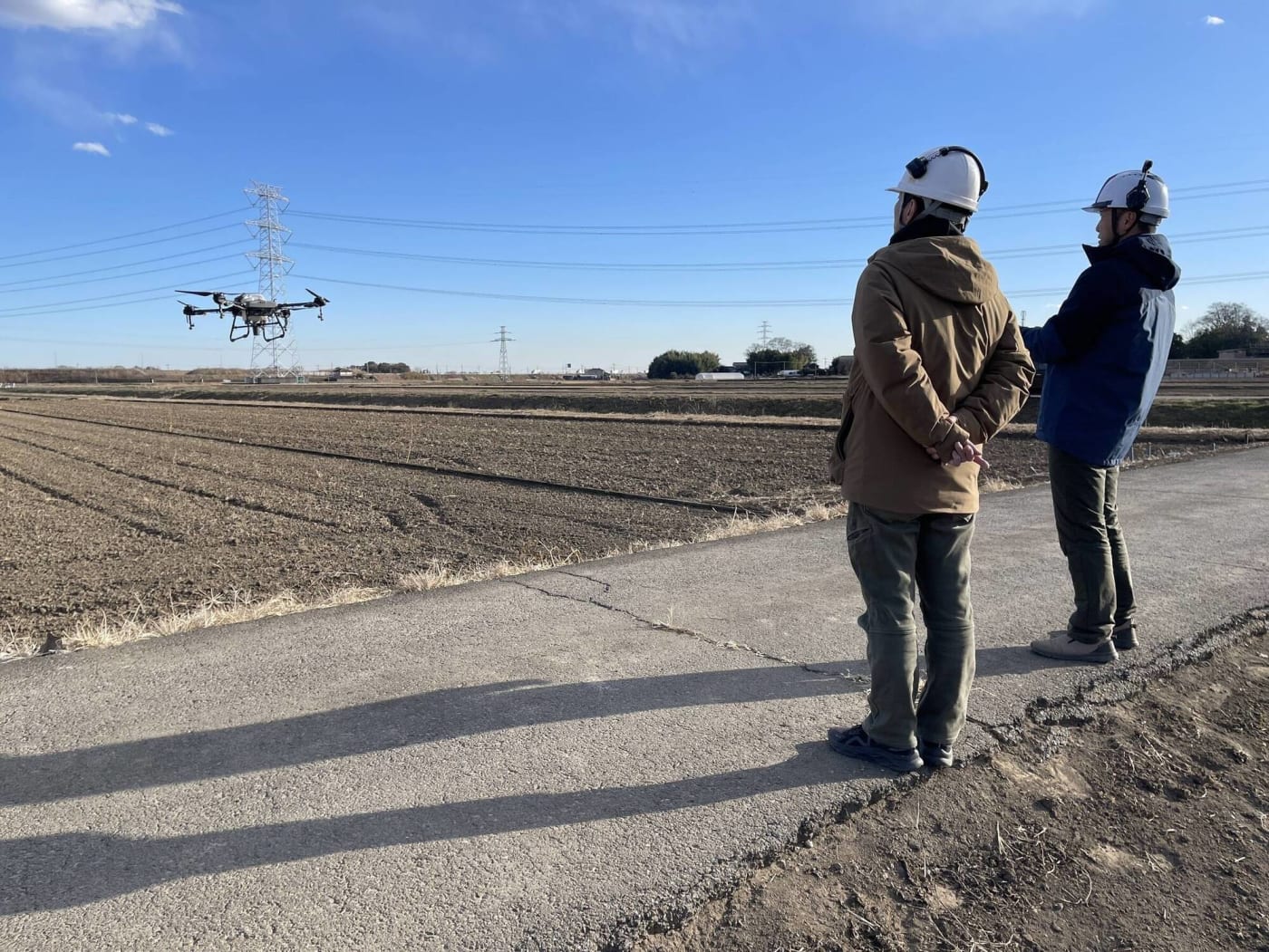 現場でドローンを確認する様子