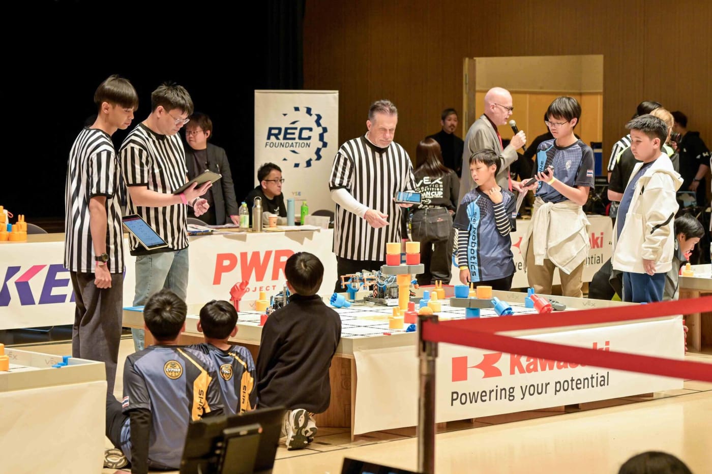 VEX Robotics Japan Cup 2026の試合で審判と選手の様子