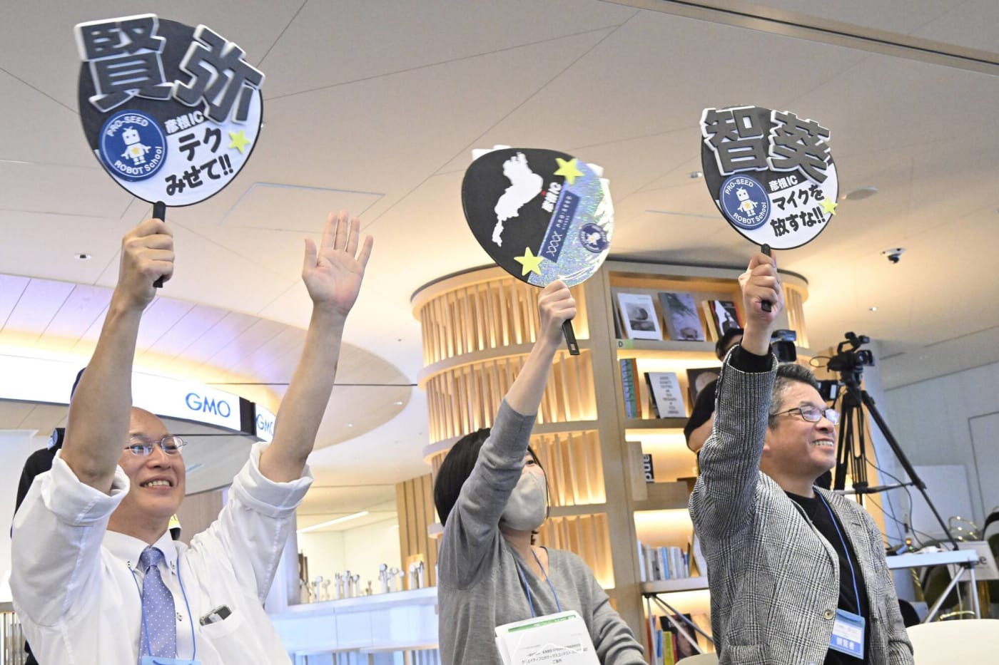 クリエイティブロボティクスコンテスト2025の会場で応援する教室の先生方