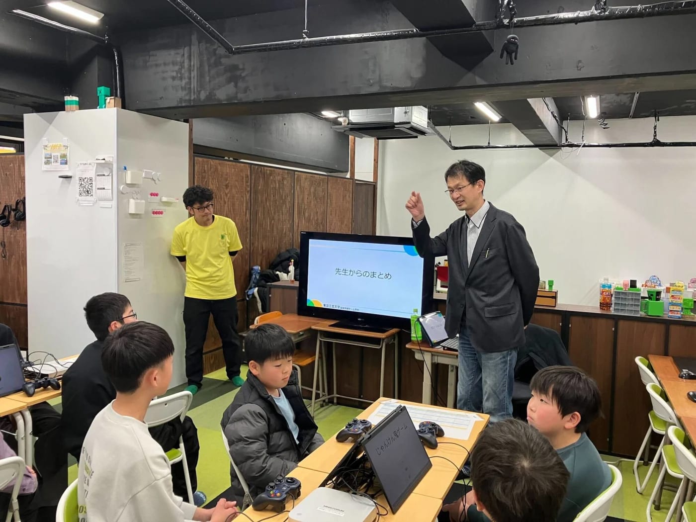 参加者の前で話す中村教授