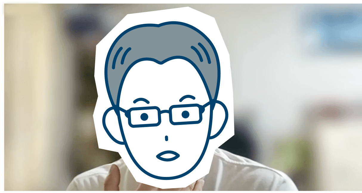険しい顔で語る男性