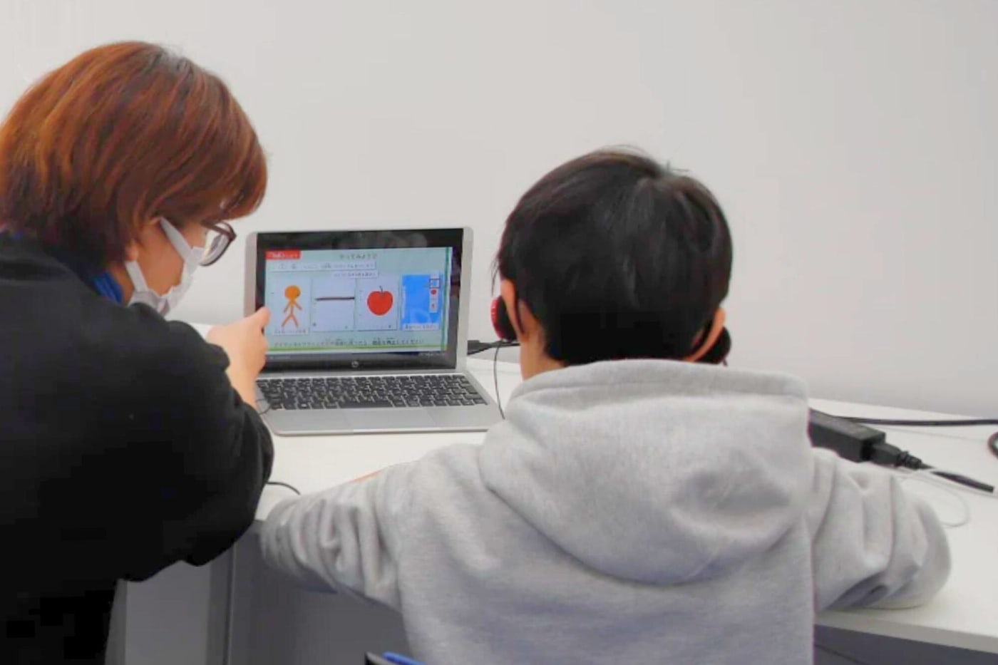 山形県山形市で人気の少人数制・個別指導のプログラミング教室「ピタゴラミン山形校」の指導の様子