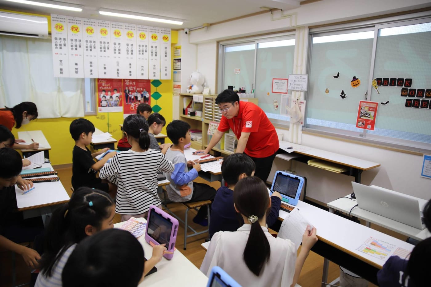 石戸珠算学園豊洲教室の先生と生徒の写真