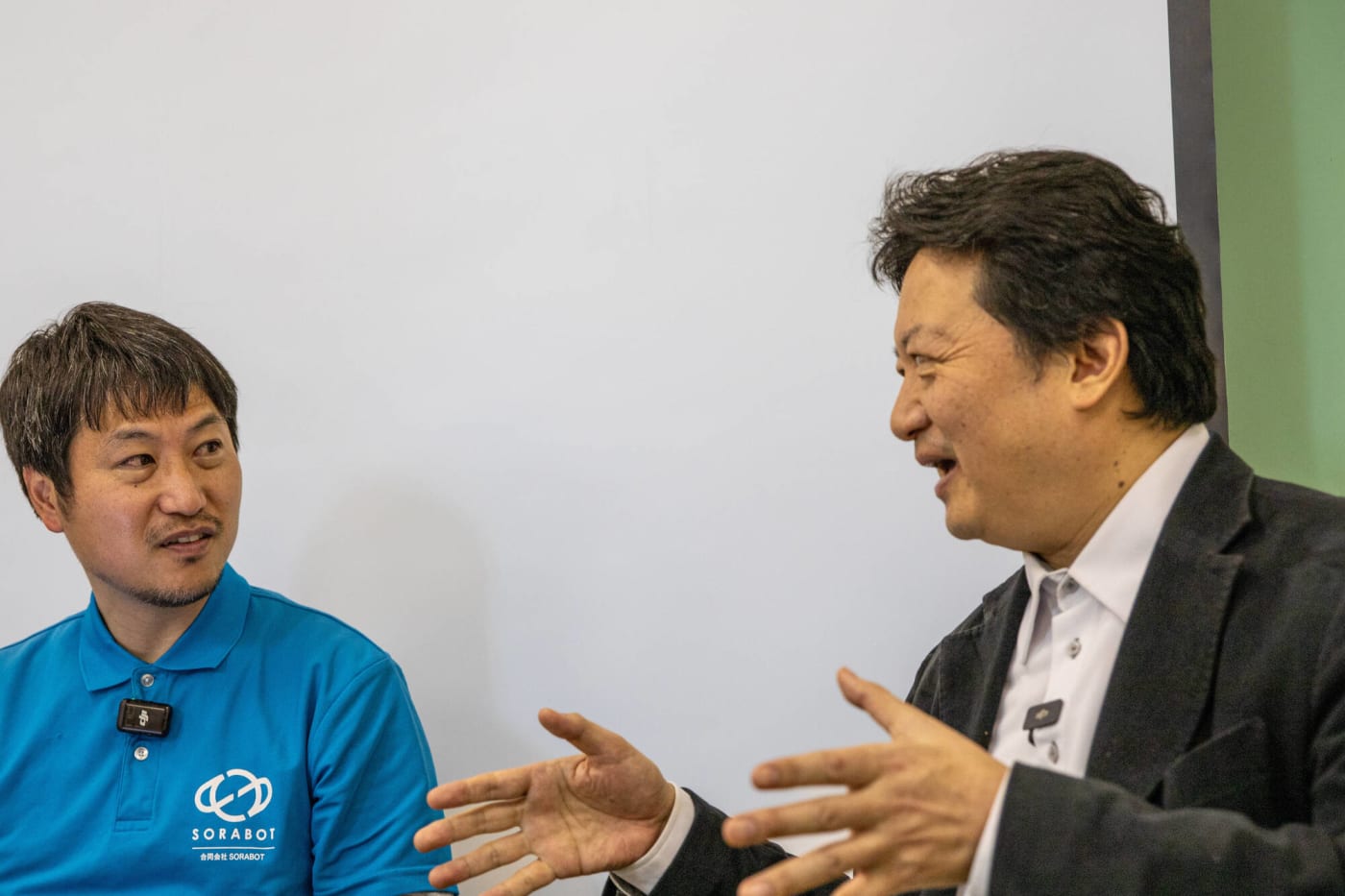 ドローン保険に関して対談するSORABOT代表と保険代理店ACF代表