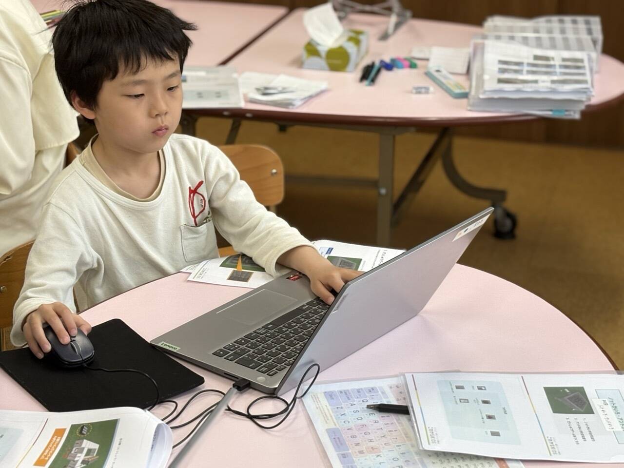 ノートパソコンでマイクラのプログラミングをする男の子