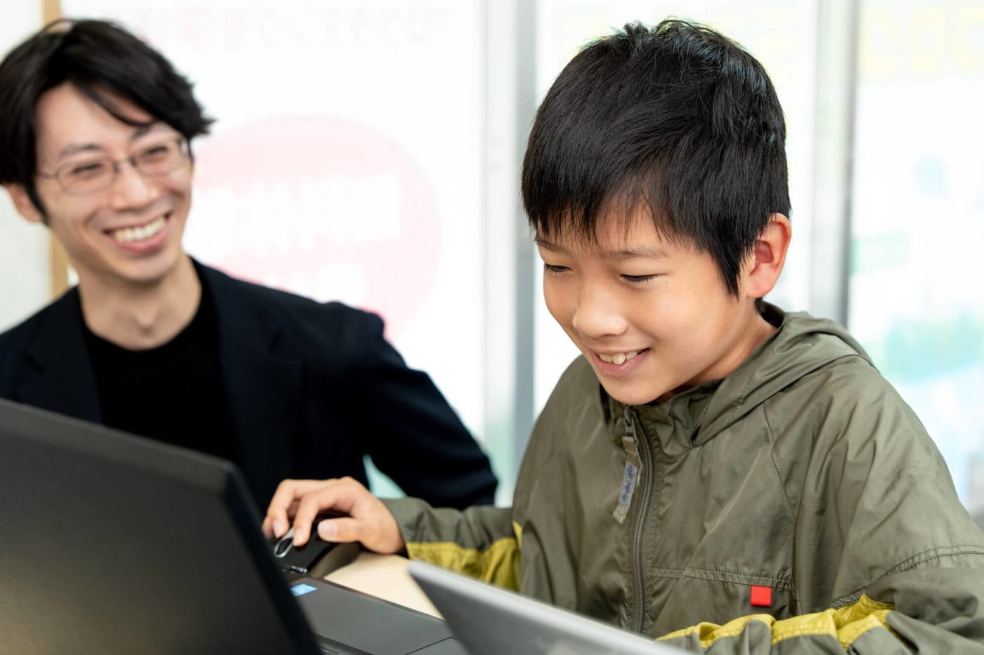 エドモンドプログラミングスクールで講師が生徒にマイクラでプログラミングを教えている
