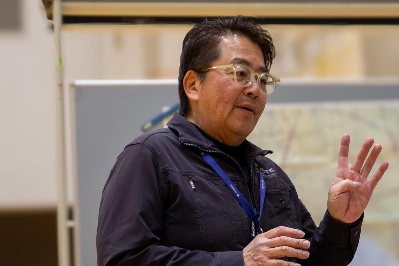 ドローンスクールAUTCの講師が指導している写真