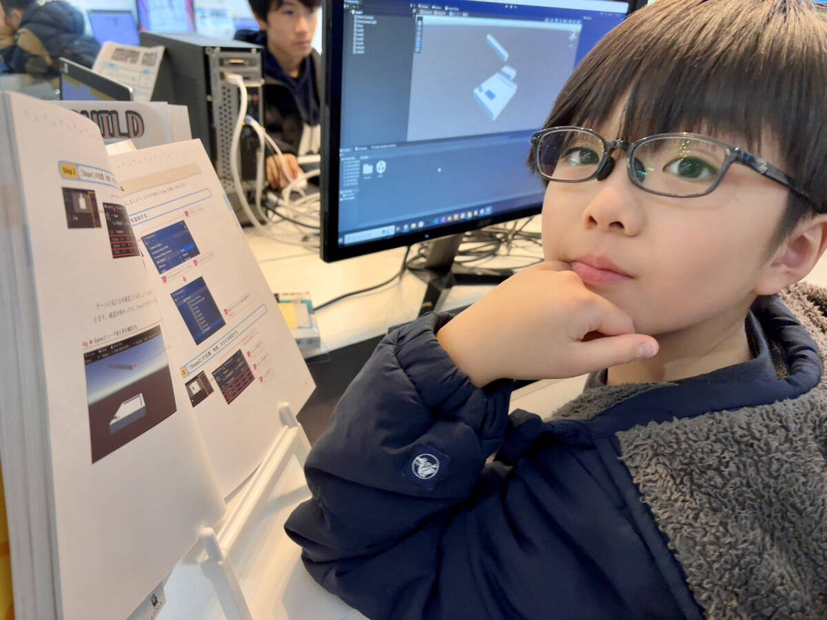 黙々とプログラミングに取り組む様子