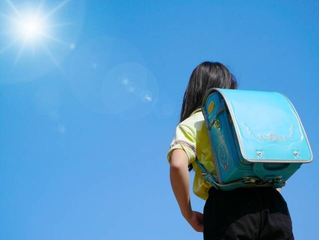 ランドセルを背負った高学年の女子