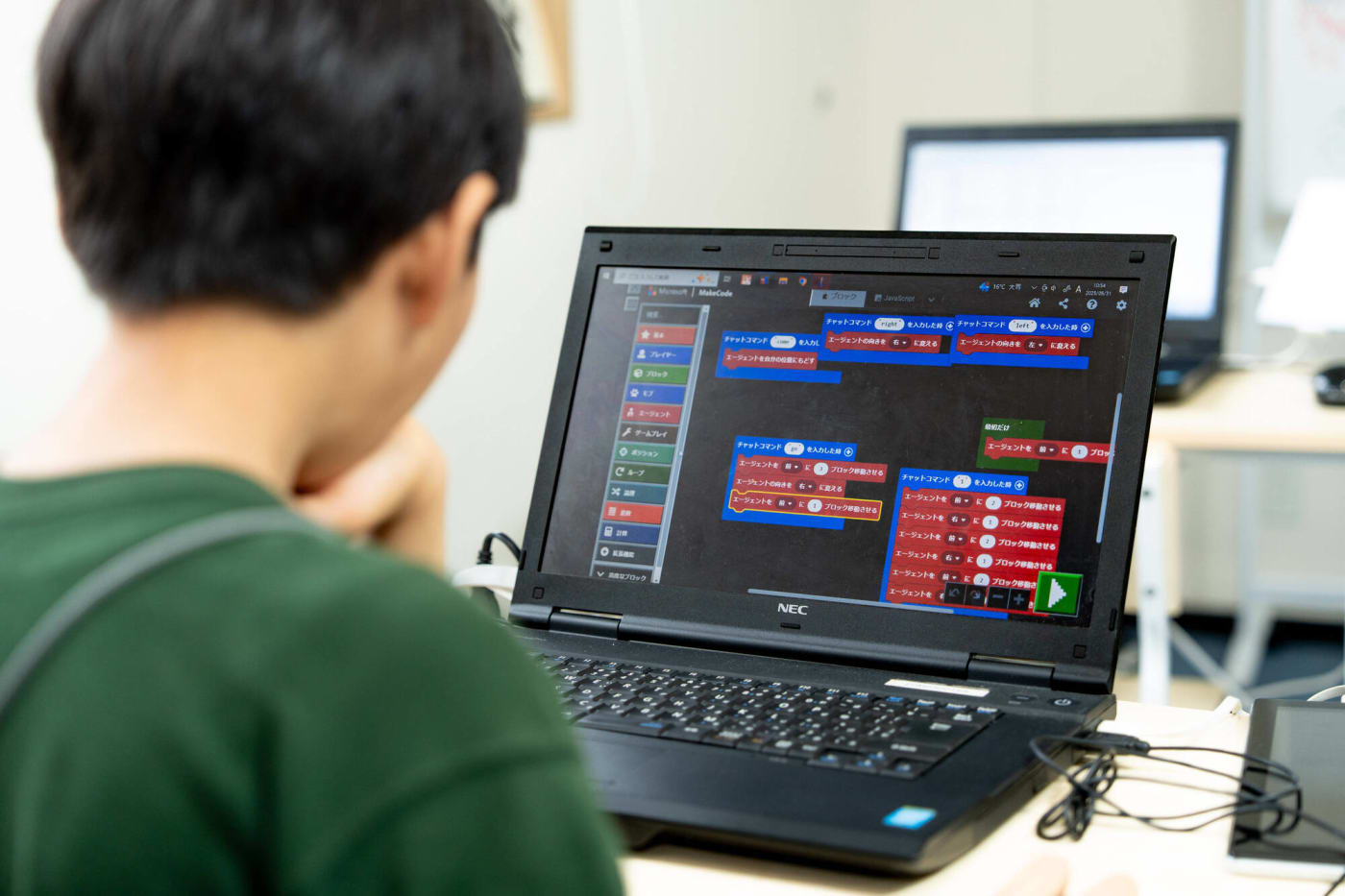 エドモンドプログラミングスクールでエドモンクエスト(マイクラ)でプログラムを行っている小学生