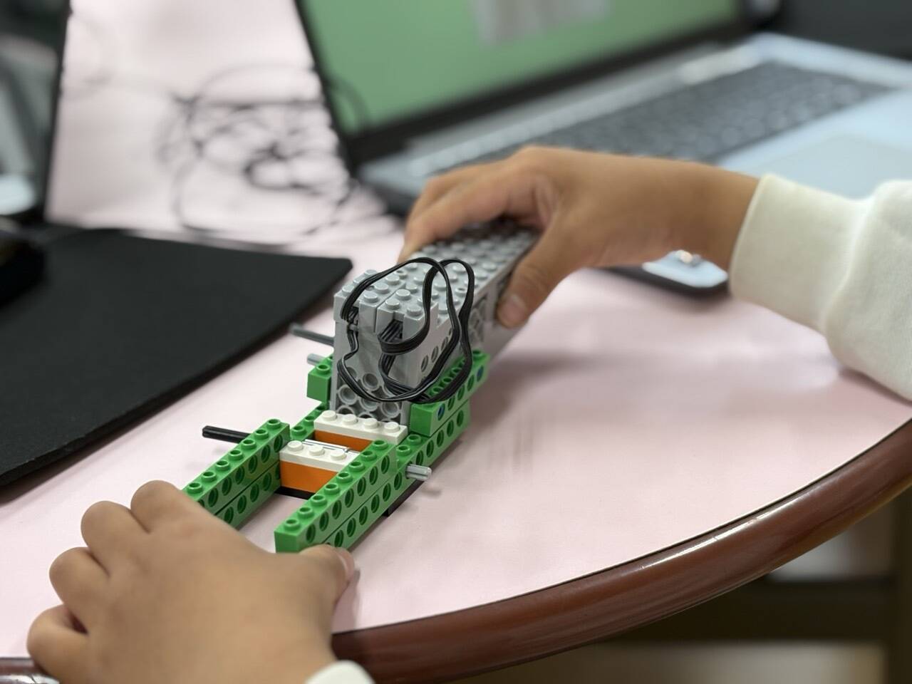 レゴブロックでロボットを組み立てている、