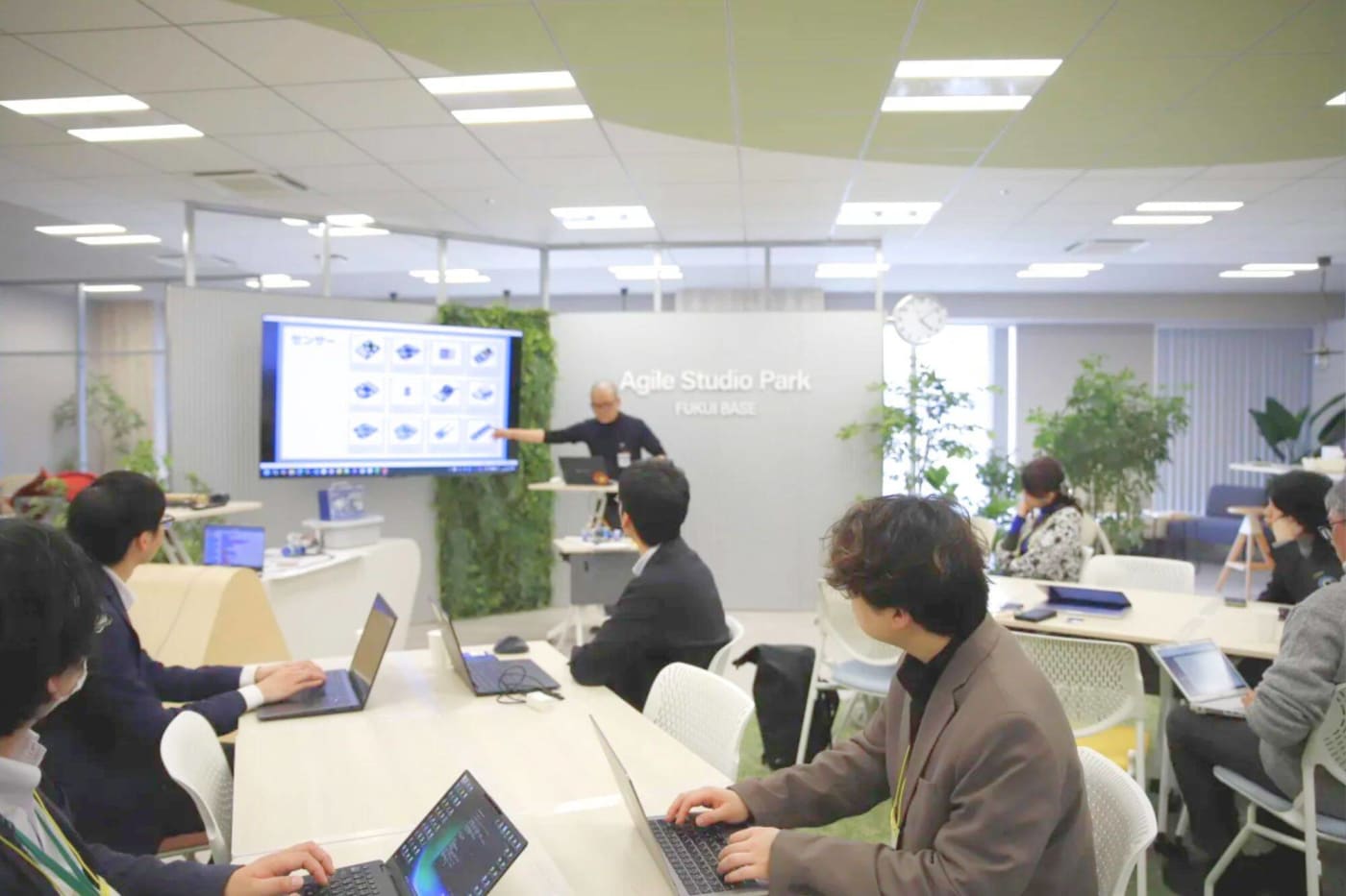 発表の内容を参加者が聞き入る様子