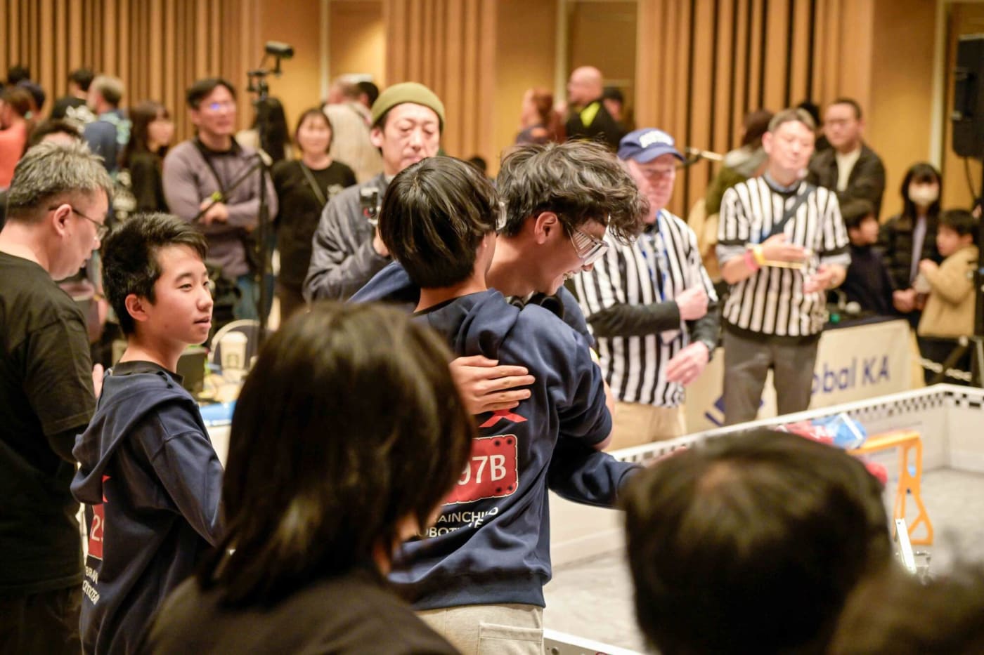 VEX Robotics Japan Cup 2026の試合で抱き合って喜ぶ選手たち