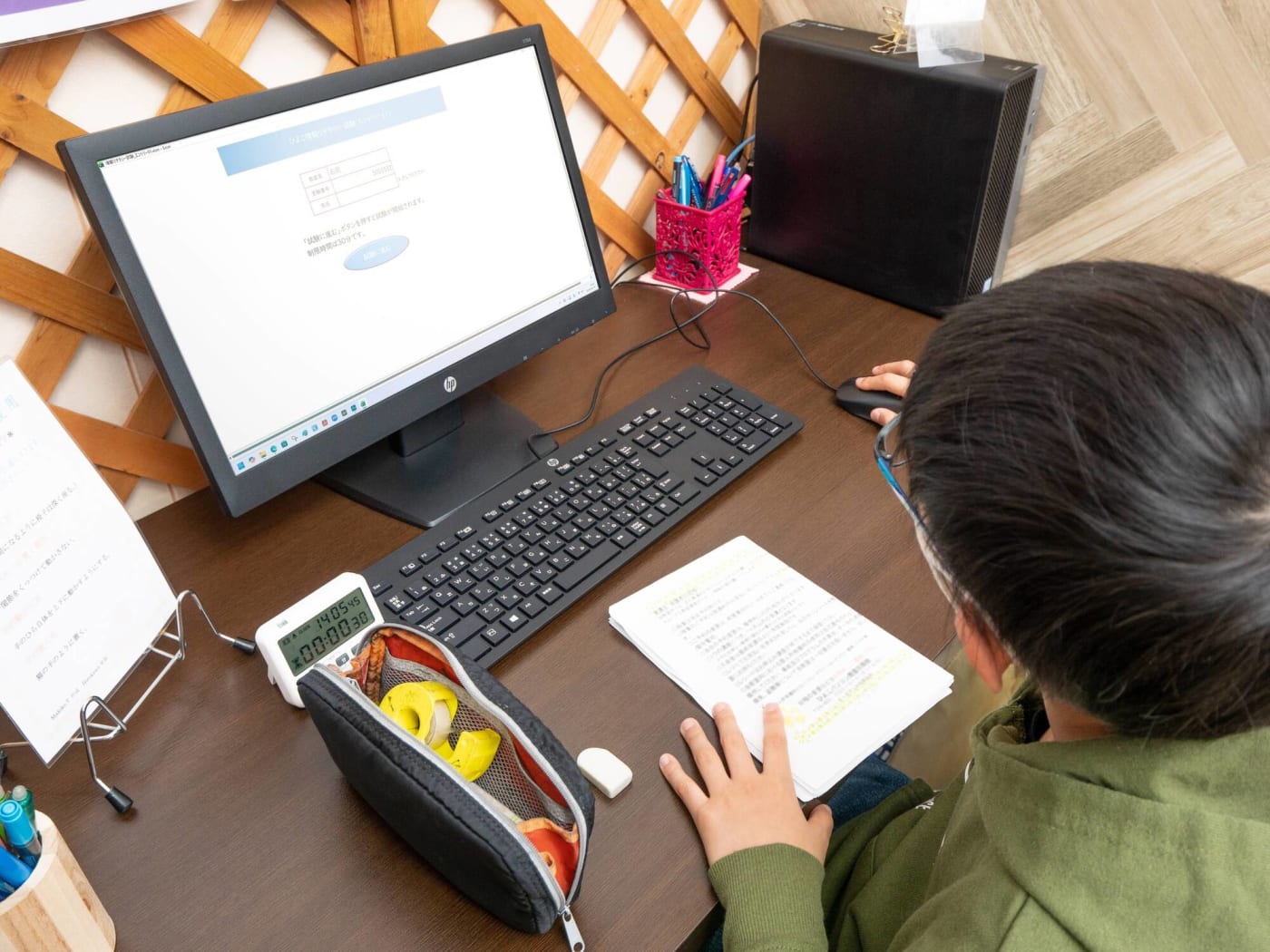 男の子が情報リテラシーの学習をパソコンでしている画像