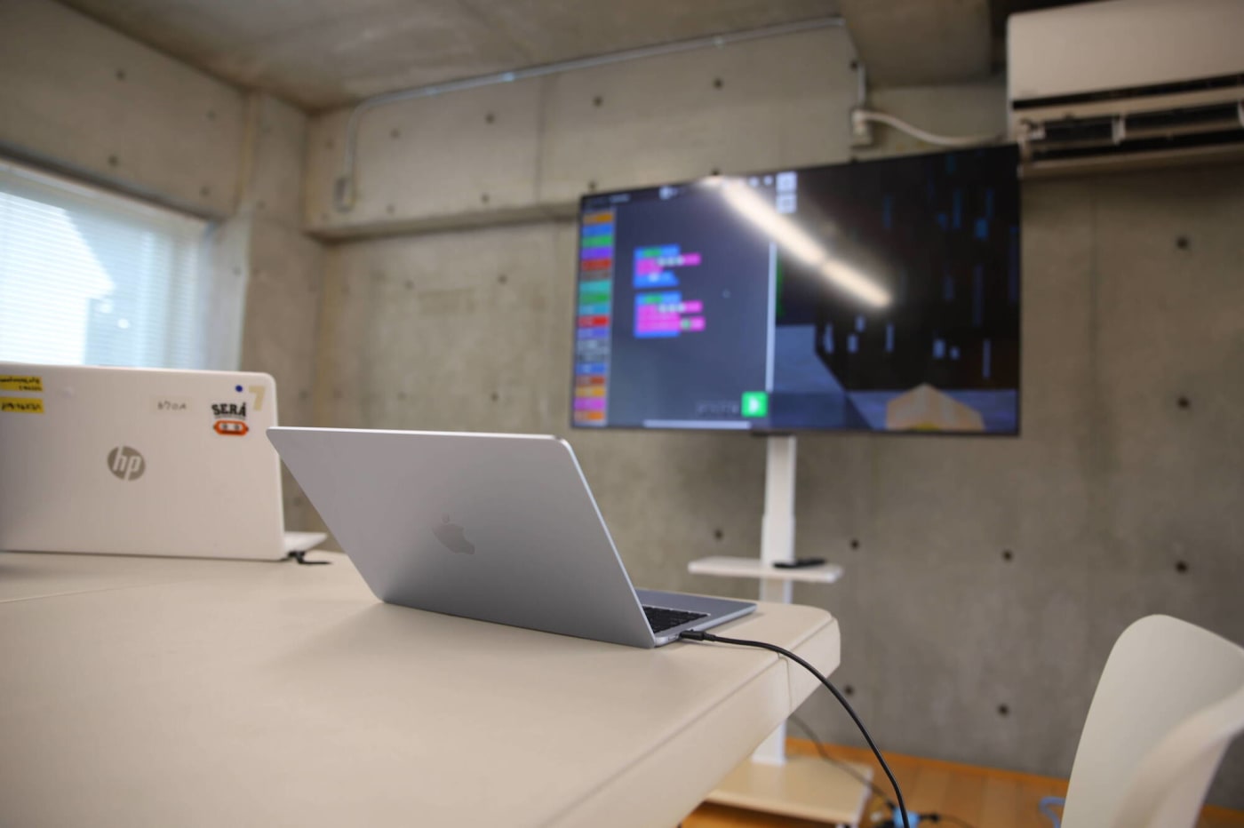 FIVE by DOHSCHOOL作業スペースにあるモニター