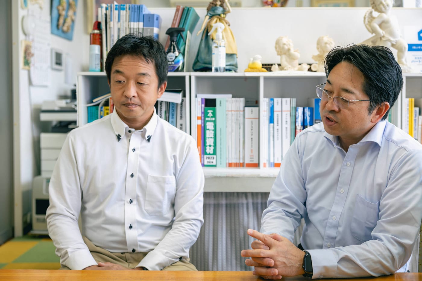 ノダジン住設センターの野田和典代表と野田靖高さんがドローンの屋根点検について話す