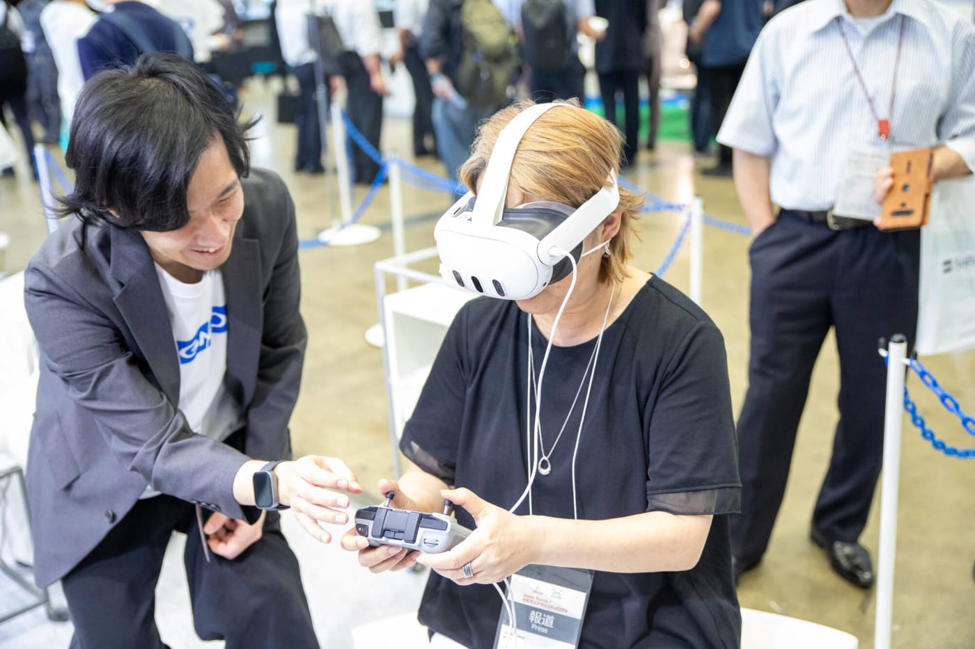 ドローンのシミュレーターに挑戦するライターの姿