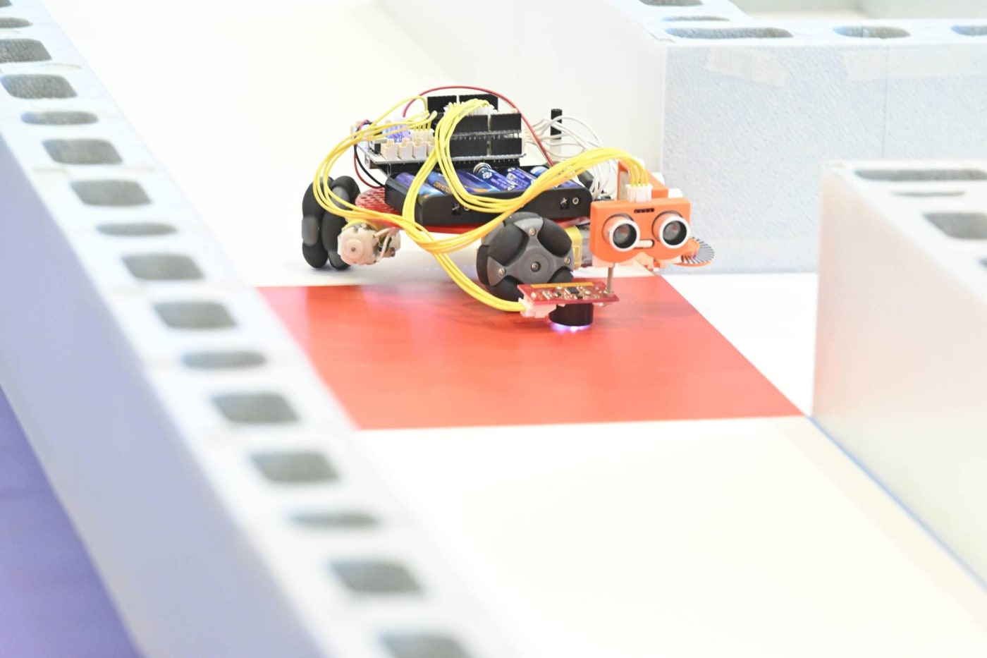 クリエイティブロボティクスコンテスト2025のアタックレース金メダルのロボット