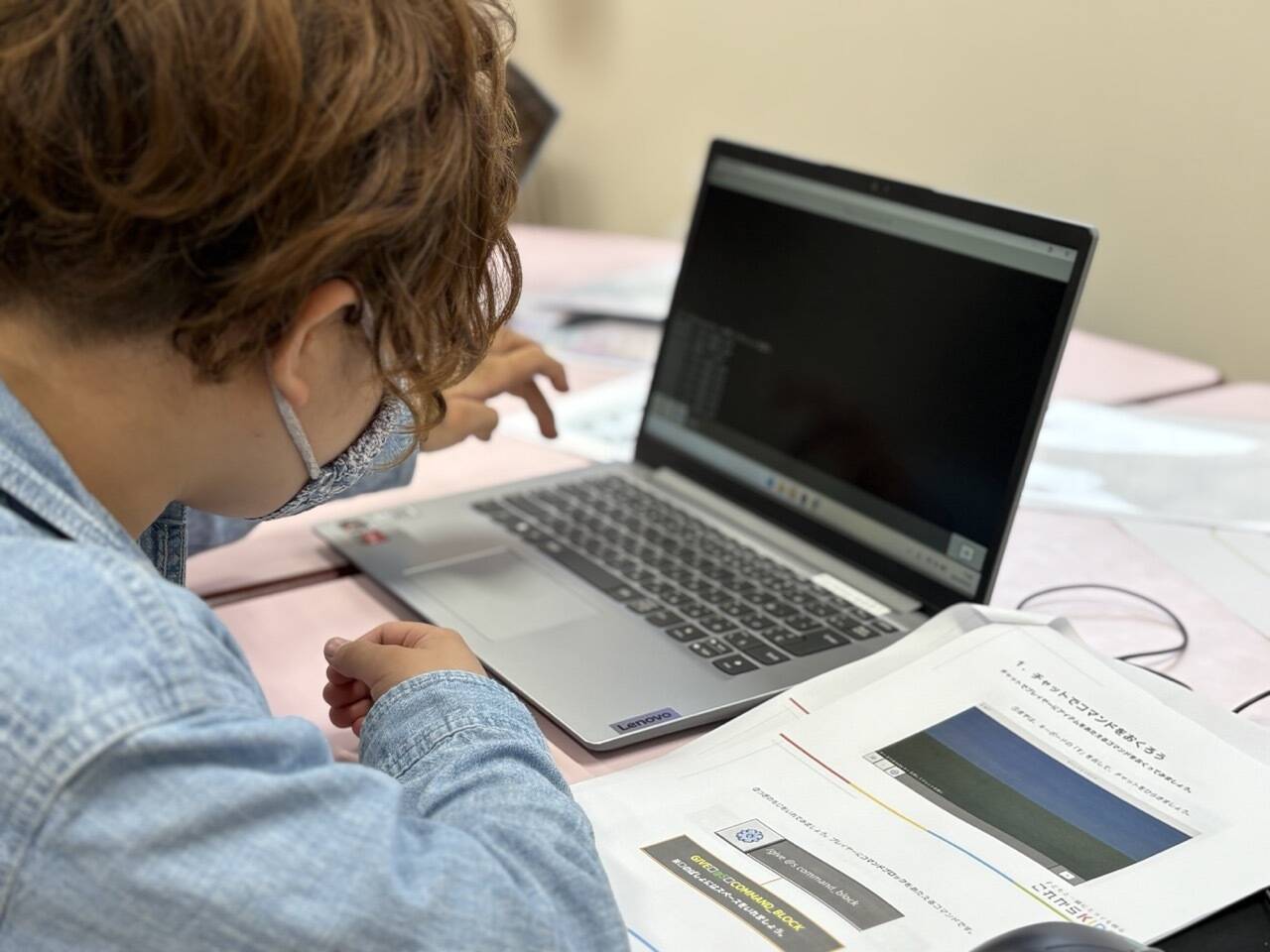 小学生の男の子がパソコンでマイクラをプログラミングしている。
