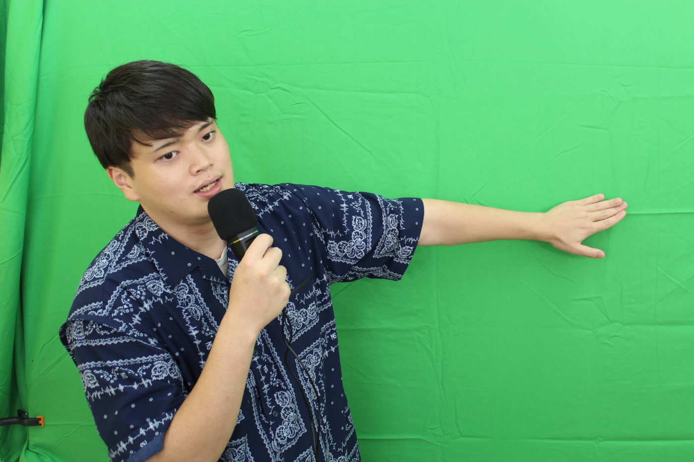 保護者向けプログラミング講座のオンラインを収録中の山下先生の写真