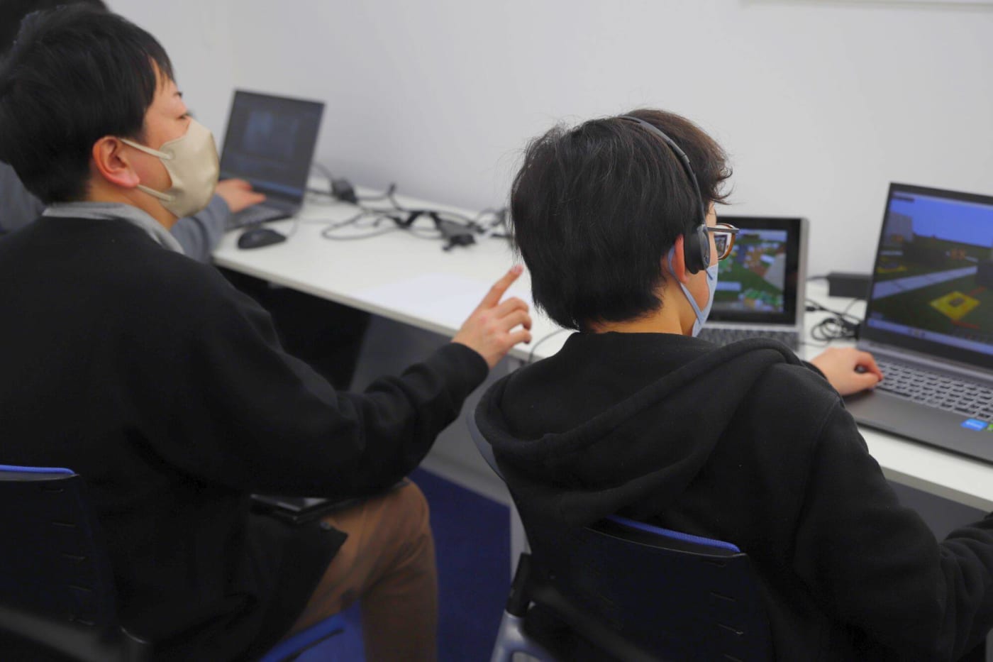 山形県山形市で人気の少人数制・個別指導のプログラミング教室「ピタゴラミン山形校」の塾長である高内 秀和さんの指導の様子