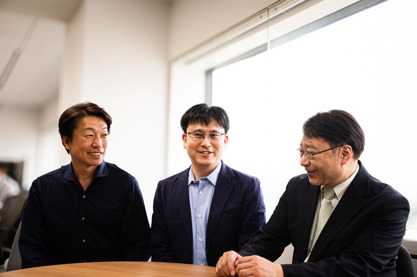 ドローンについて熱心に語り合う三人