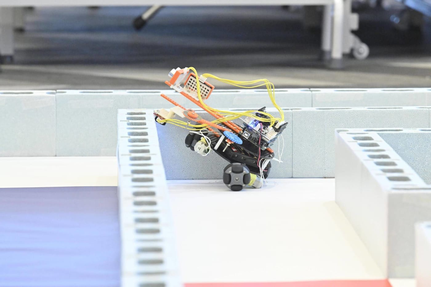 クリエイティブロボティクスコンテスト2025のアタックレースでコーナーで止まってしまうロボット