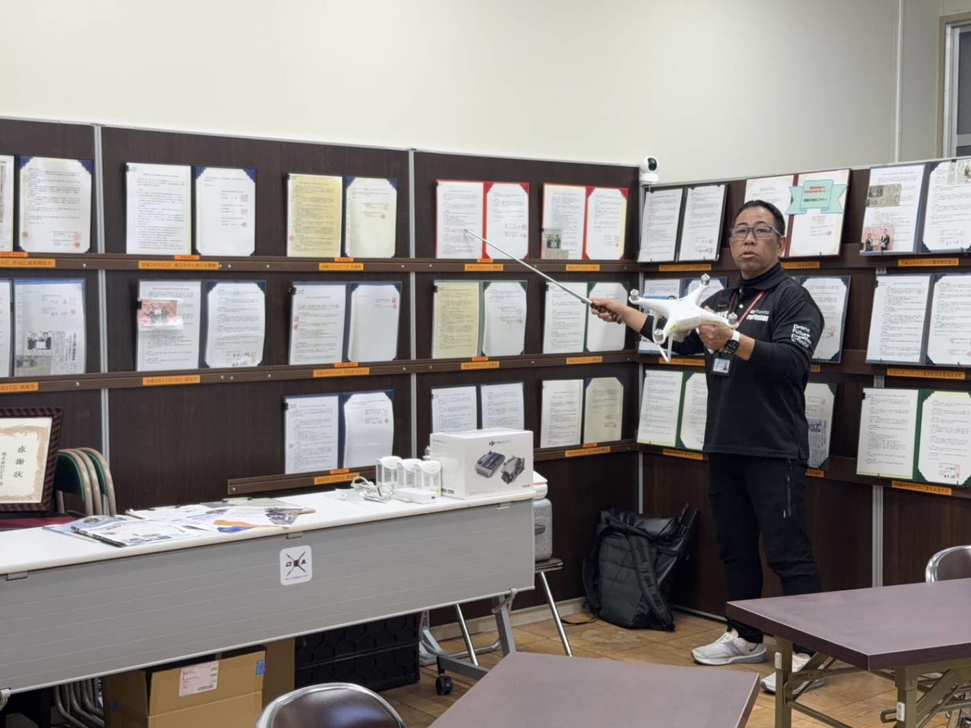 DSAなごのキャンパス（ドローンスクール愛知）の教室と講師の写真