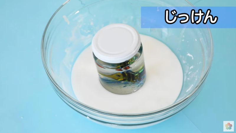 固くて柔らかい水の様子。コップが浮かんでいる