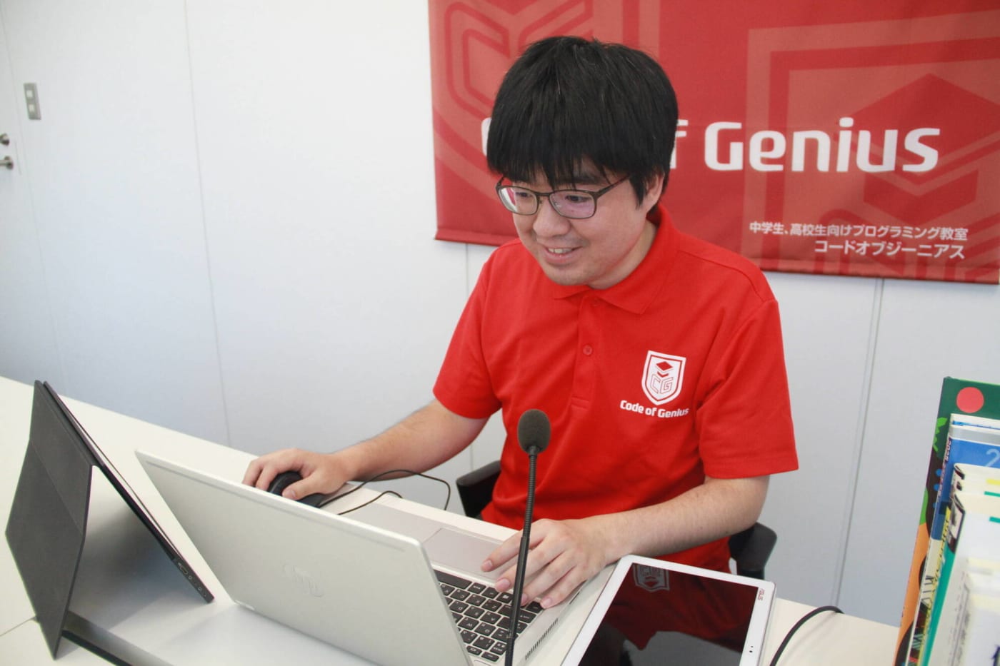 コードオブジーニアスジュニアでオンライン授業を行う三木先生の写真