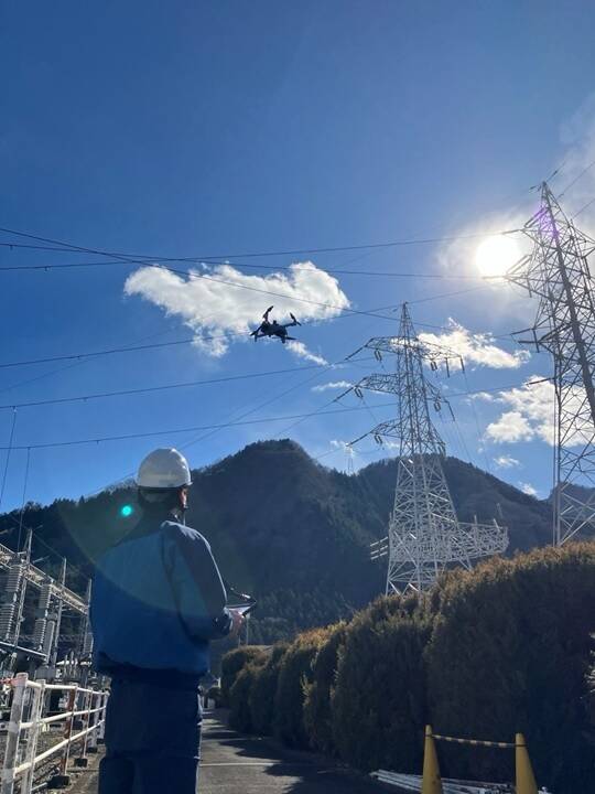 ドローンを運転する男性