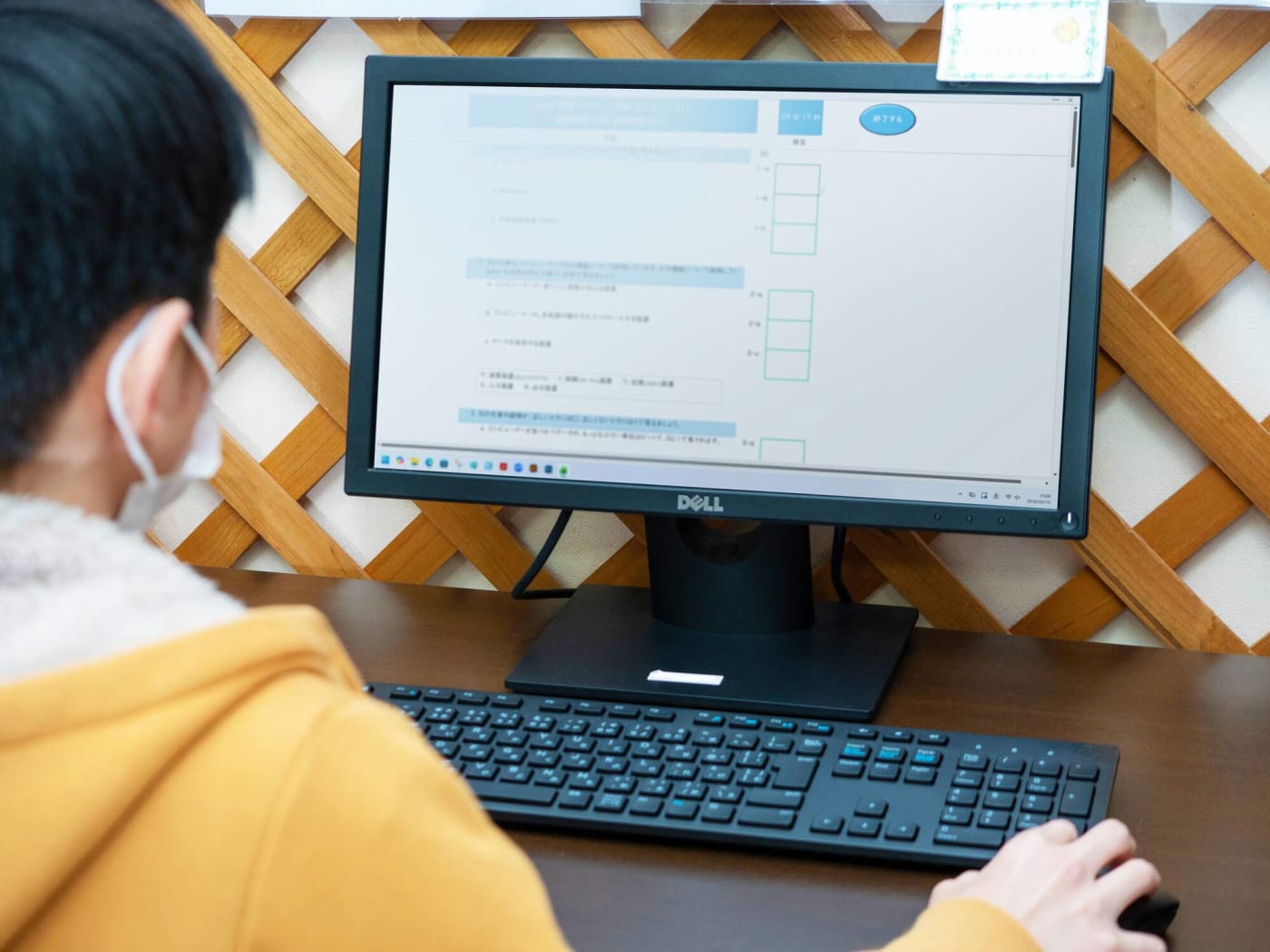 情報リテラシーの試験をパソコンで受験する男の子の画像