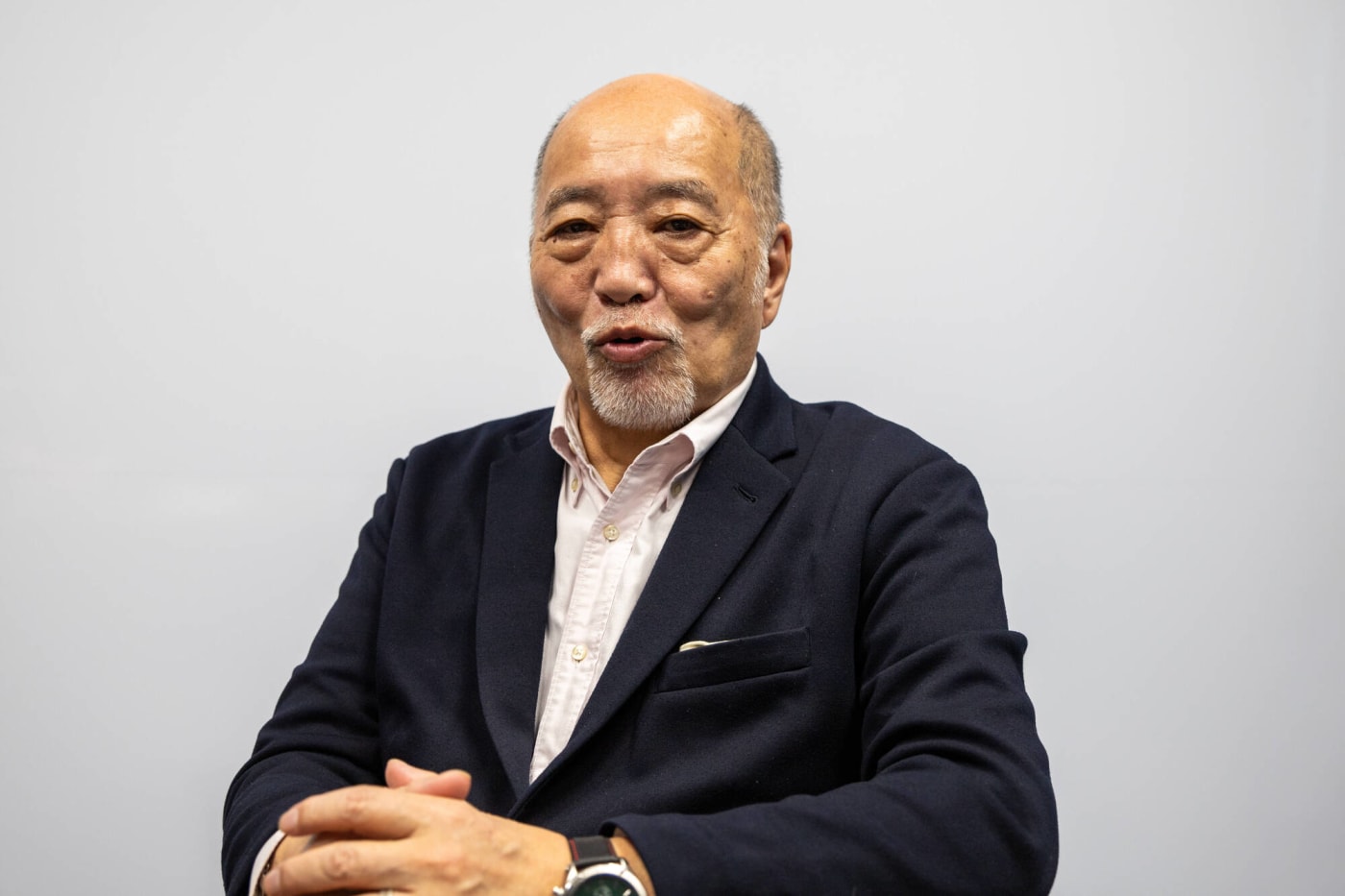 インタビューを受けている山﨑利武氏